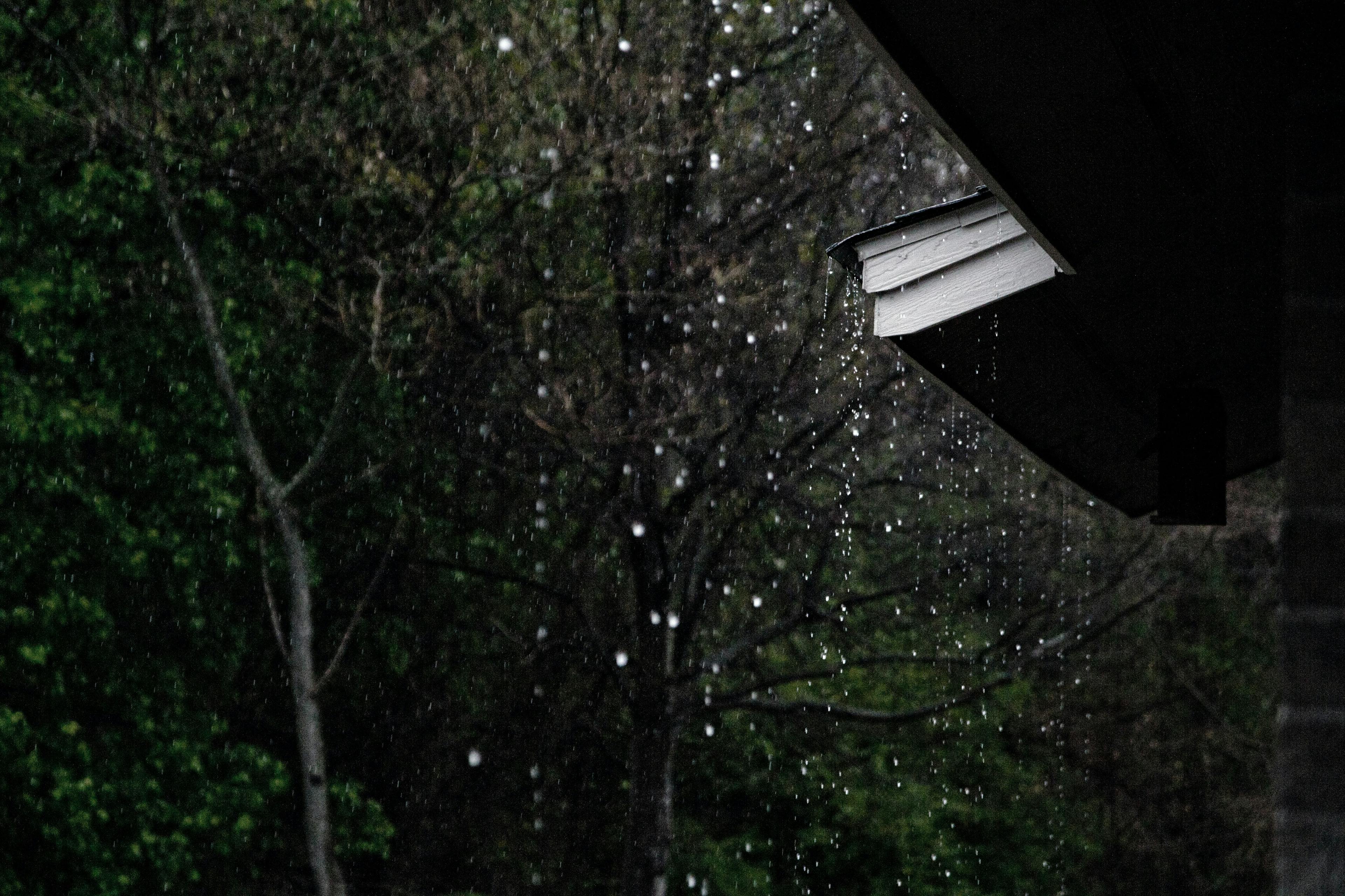 Photo de la pluie sur un toit